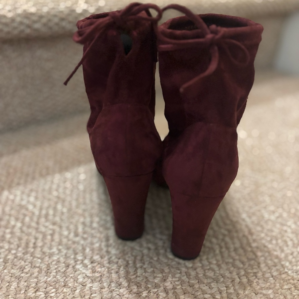 Charles by Charles David 9M Merlot suede